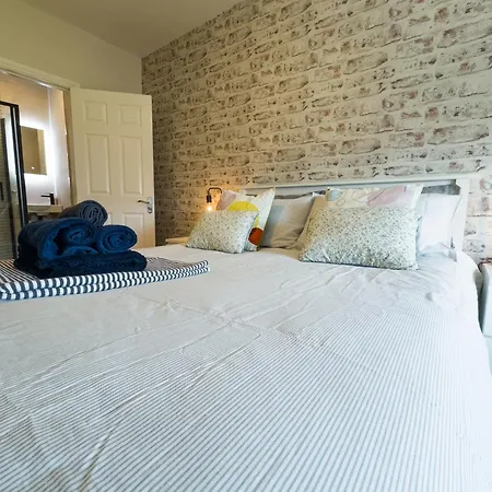 Luxury 2-bedroom Overlooking The Апартаменты *