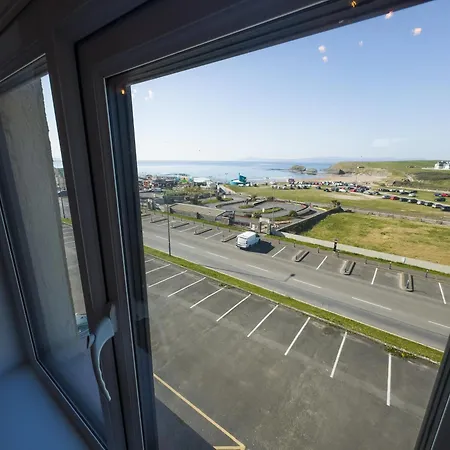 Luxury Penthouse Overlooking Main *